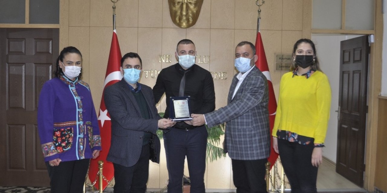 Şehidin Kardeşine Plaket Sunuldu