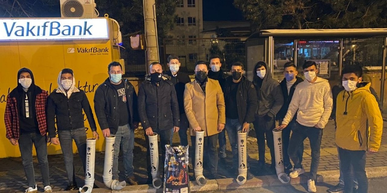 Eski Su Boruları Mama Kabı Oldu