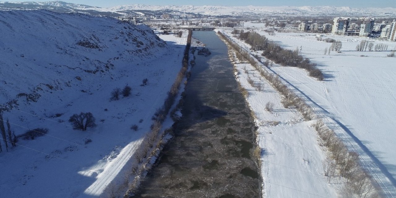 Kızılırmak Kısmen Buz Tuttu