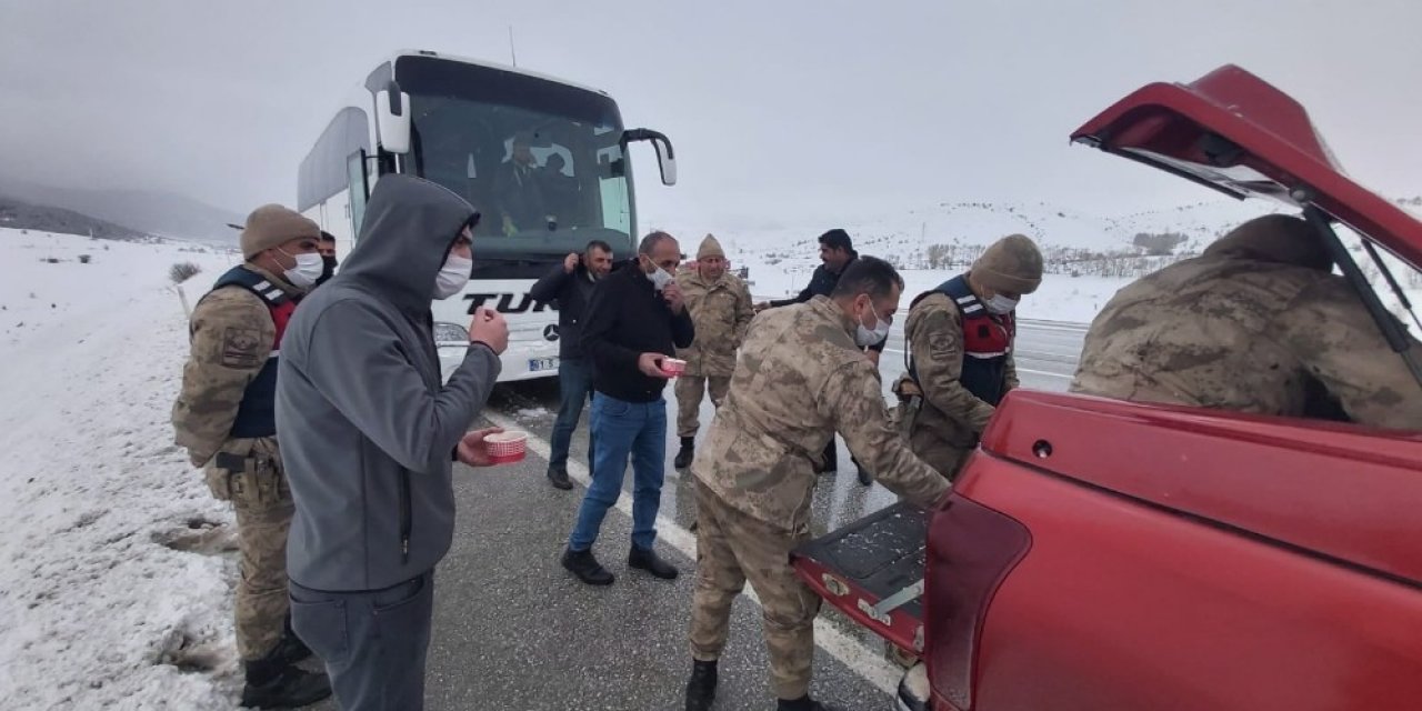 Yolda Kalanlara Güvenlik Güçlerinden Çorba İkramı