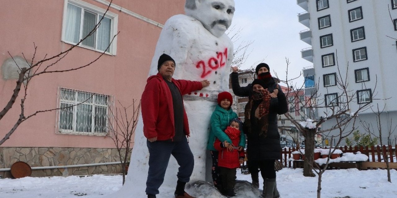 4 Metre Uzunluğunda Dev Kardan Adam Yaptılar
