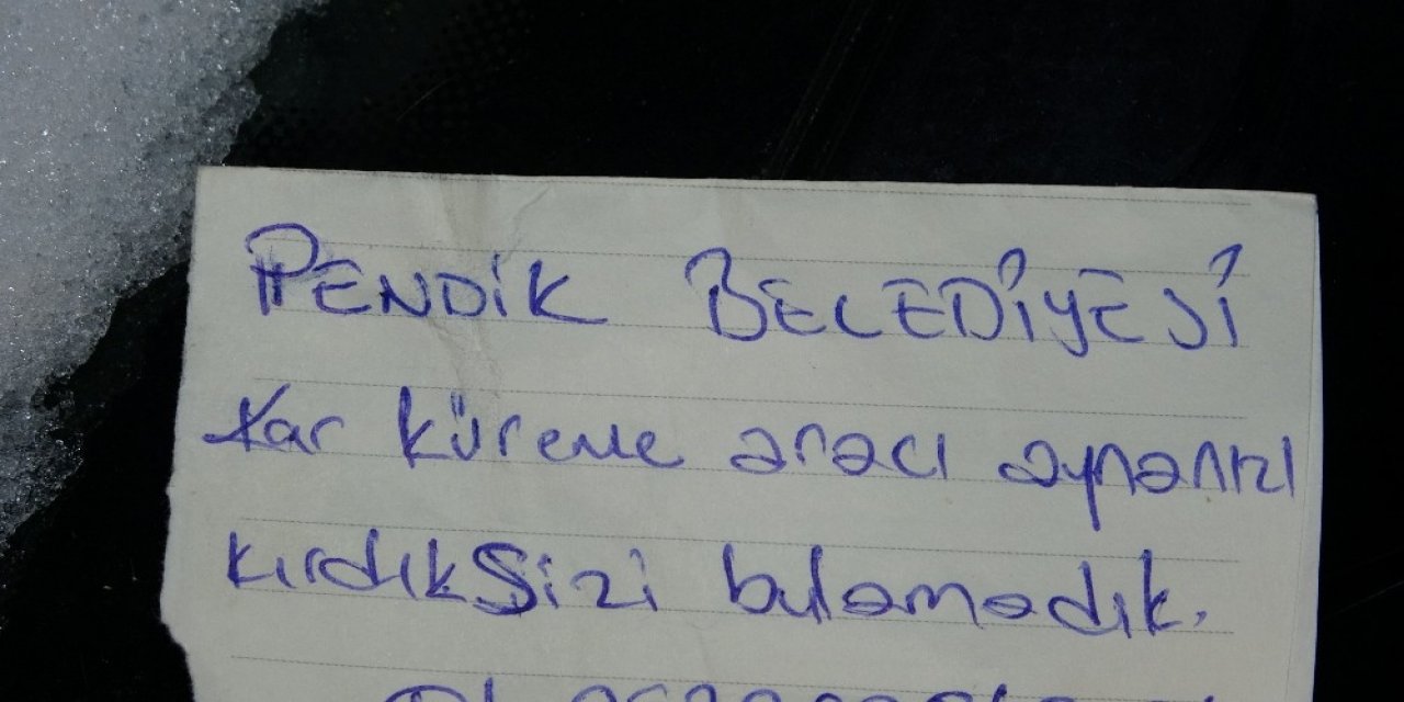 Kar Küreme Ekibinin Aracın Camına Bıraktığı Not Gündem Oldu