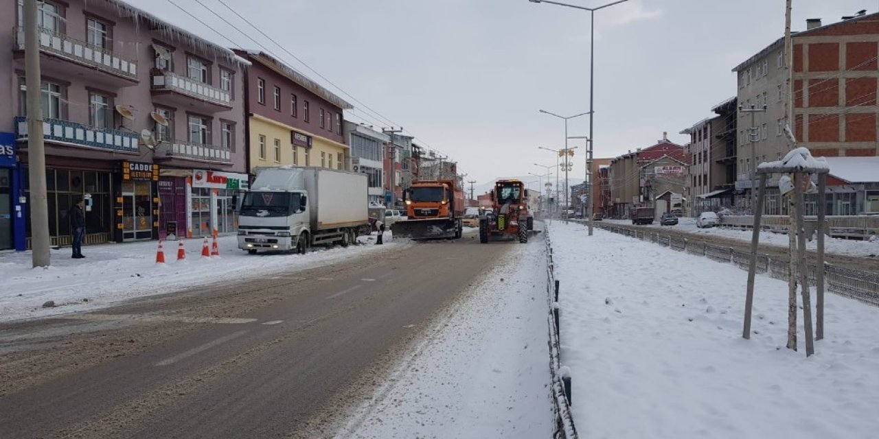 Buzlanan Yollarda Tuzlama Çalışması