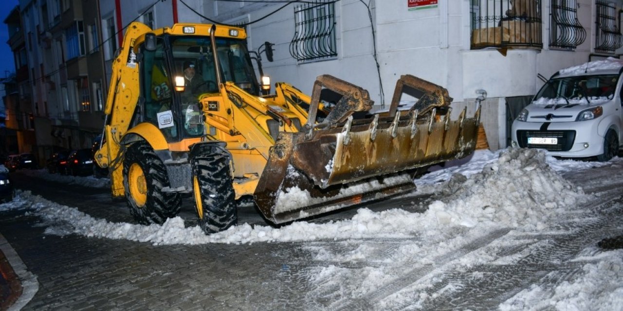 Esenyurt’ta Kışla Mücadele Ekipleri Çalışmalarına Devam Ediyor