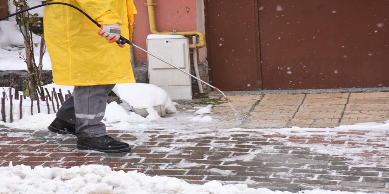 Belediyeden Buzlanma Riskine Karşı Solüsyon Çalışmalarını