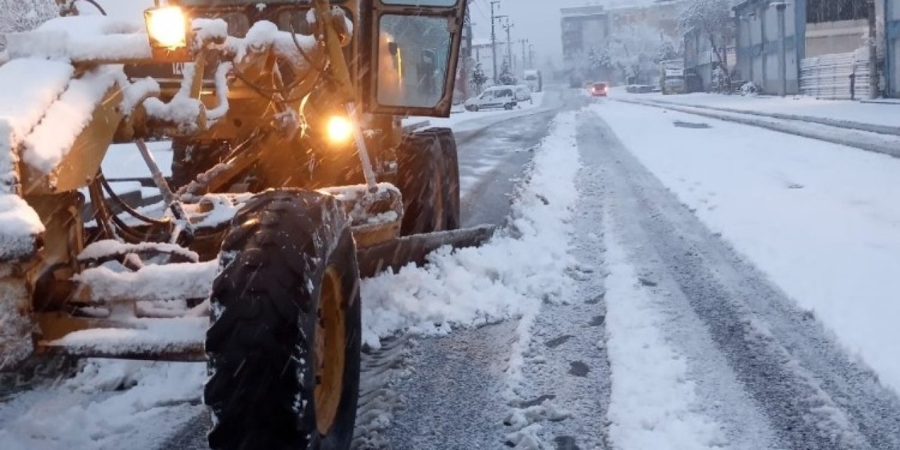 Diyarbakır Beyaz Örtüyle Kaplandı, Bağlar Belediyesi Geceden Sahaya İndi