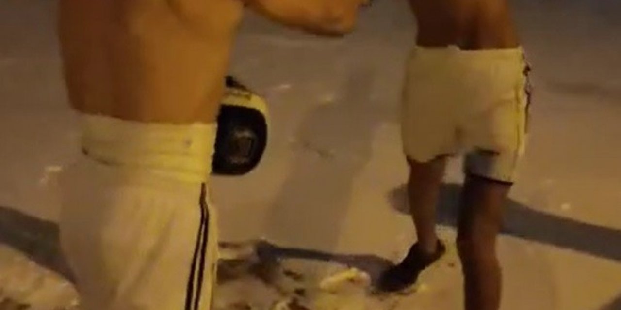 Soğuğa Aldırmadan Giysilerini Çıkartıp Kick Boks Yaptılar