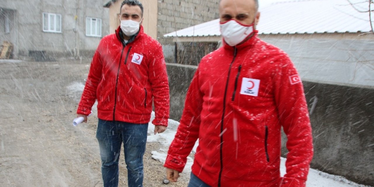 Kızılay’dan Anne Ve Kızına Yardım Eli