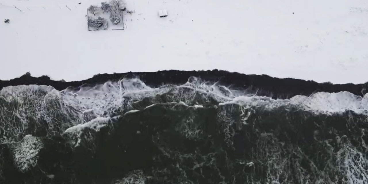 Karadeniz’in Hırçın Dalgaları Karla Buluşunca Doyumsuz Görüntüler Ortaya Çıktı