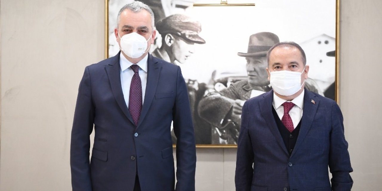 Esen İle Böcek Bir Araya Geldi