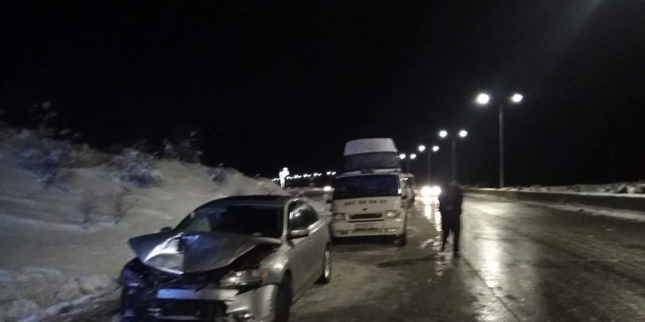 Gürcistan’da Buzlanan Yolda 15 Araç Birbirine Girdi