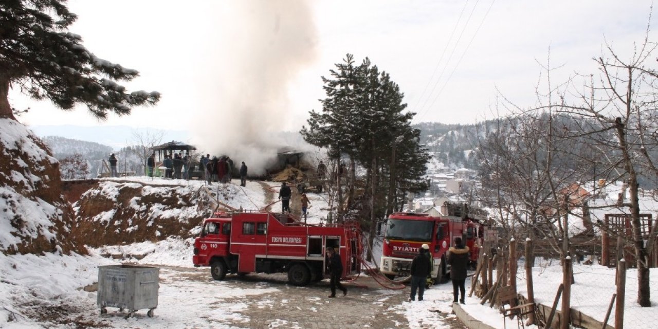 Alevlere Teslim Olan 2 Katlı Ev Kullanılamaz Hale Geldi