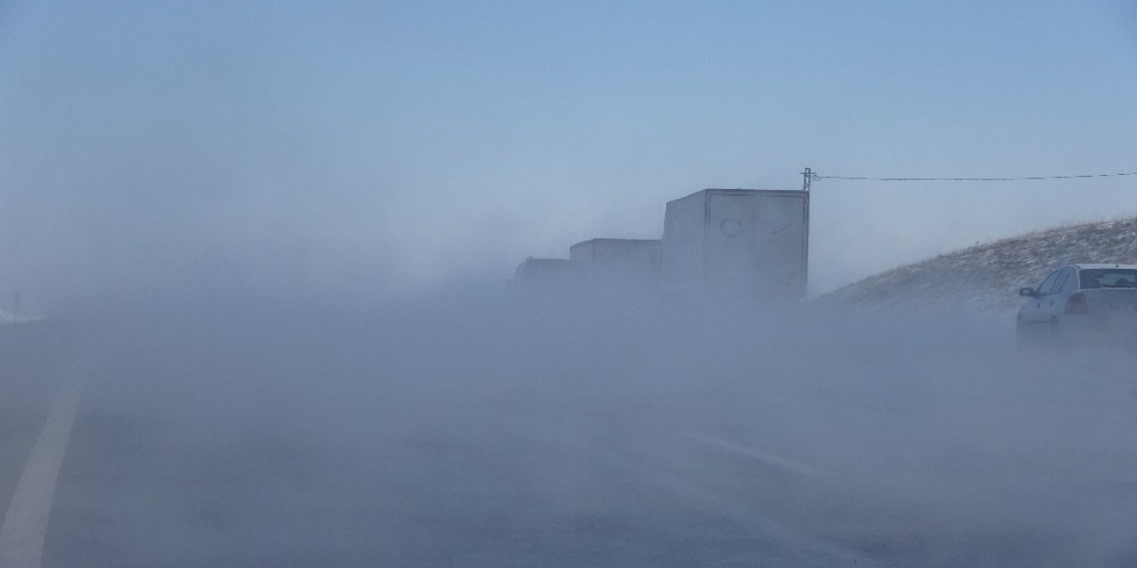 Sivas’ta İlginç Görüntü, Buhar İçerisinde Kayboldu