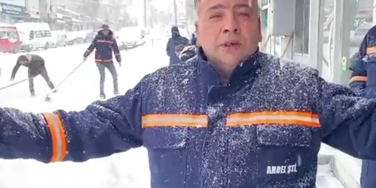 Temizlik İşçisi Hem Söyledi Hem Temizledi