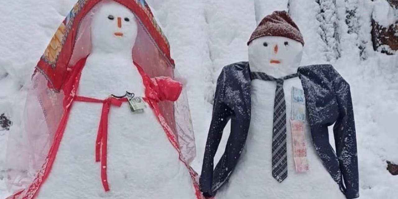 Çocuklardan Maskeli Kardan Adam