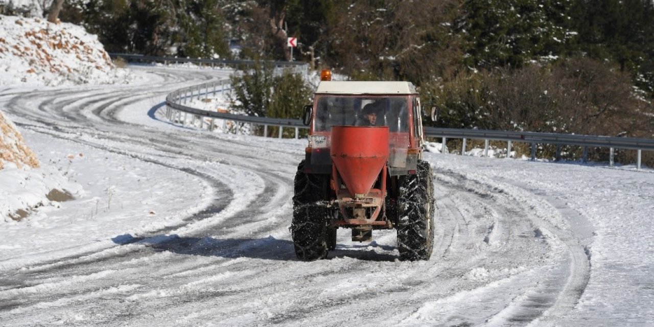 Konyaaltı’nda ‘buzlanmaya’  Tuzlama Önlemi