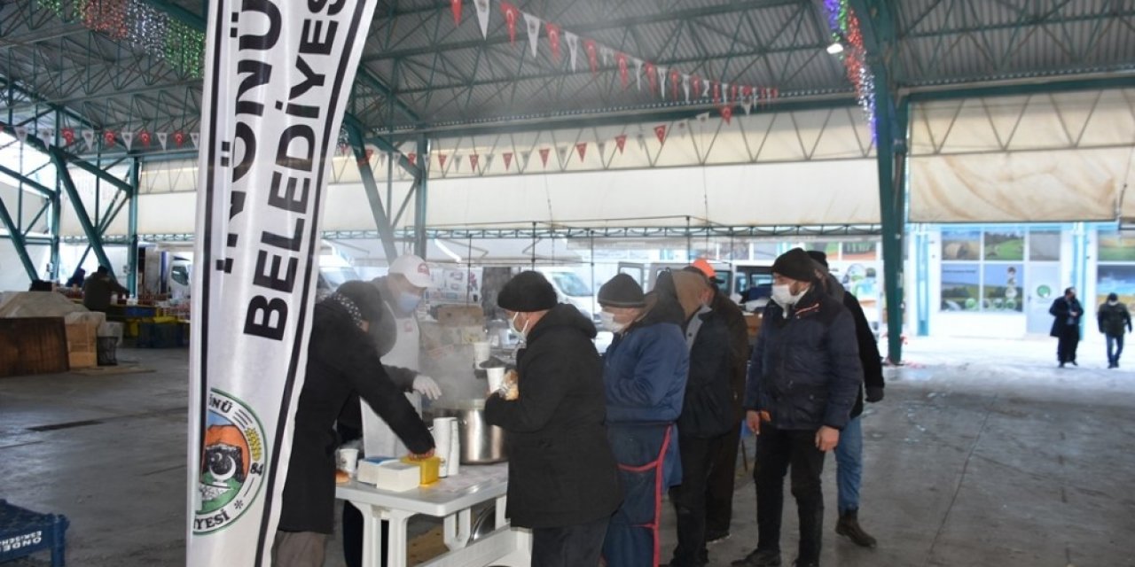 İ̇nönü Belediyesi Soğuk Kış Gününü Sıcak Çorba İle Isıttı