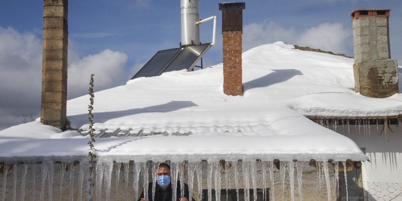 Beyşehir Gölü Ve Buz Sarkıtları Kartpostallık Manzaralar Oluşturdu