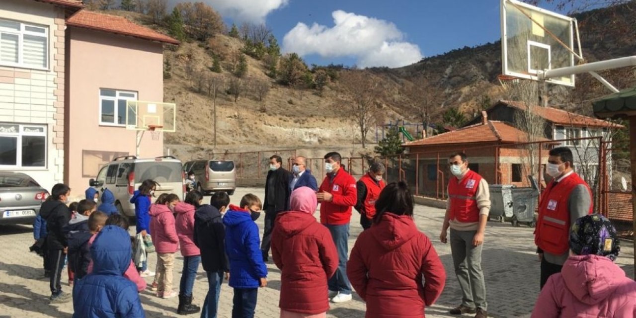 Kızılay’dan 120 Çocuğa Giysi Yardımı