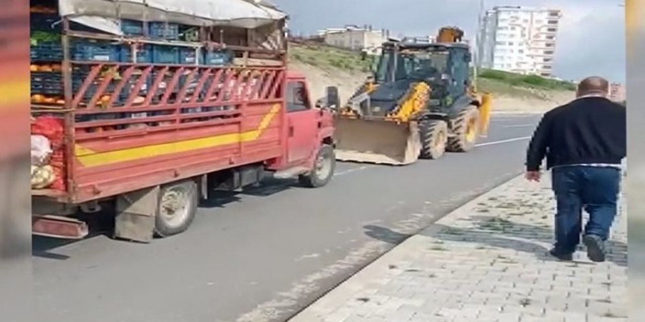 Yolda Kalan Meyve Sebze Yüklü Kamyoneti İş Makinesiyle Götürdüler