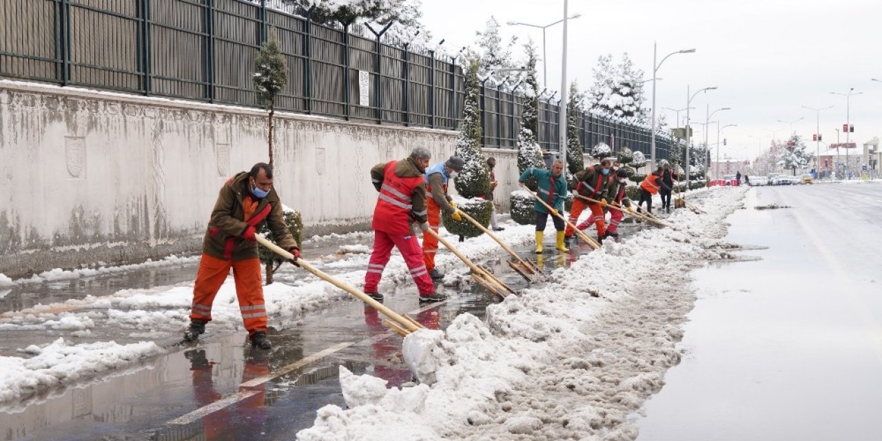 Diyarbakır Büyükşehir Belediyesi Ekipleri Kar Mesaisinde