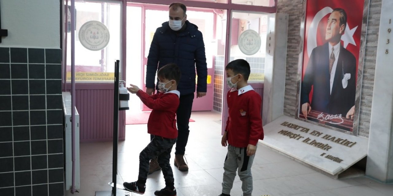 Akhisar Belediyesinden Yüz Yüze Eğitime Başlayan Okullara Destek