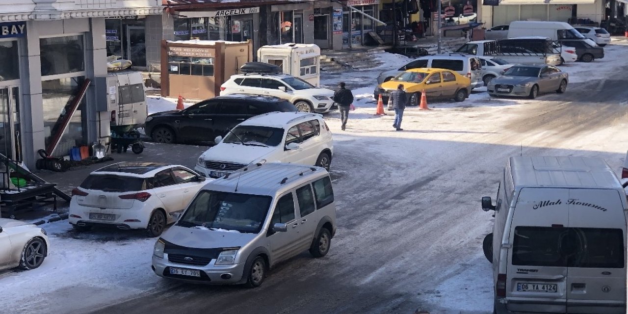 Kars’ta Gelişi Güzel Park Edilen Araçlar Trafiği Aksatıyor