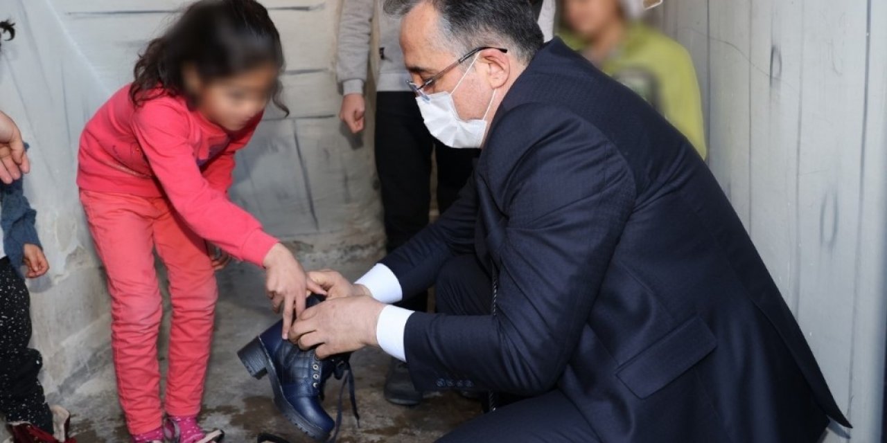 Başkan Savran, “hayırlı Olsun” Çiçeklerini Satarak İhtiyaç Sahiplerine Yardımda Bulundu