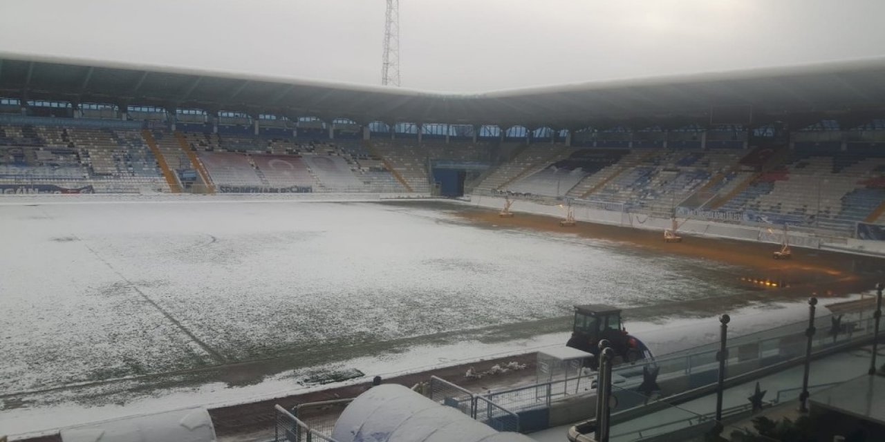 Hatayspor Maçı Öncesi Saha Zemininde Yoğun Çalışma