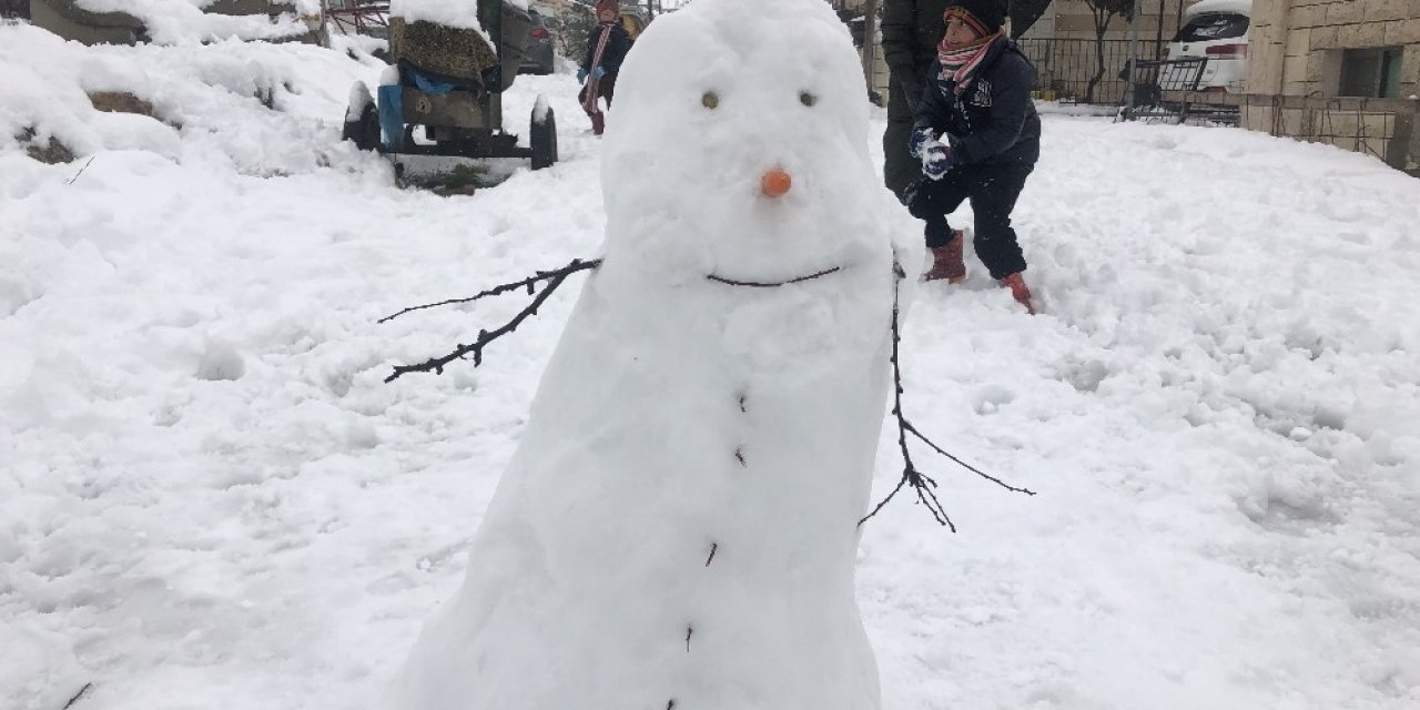 El Halil’de Kar Yağışının Keyfini Çocuklar Çıkardı