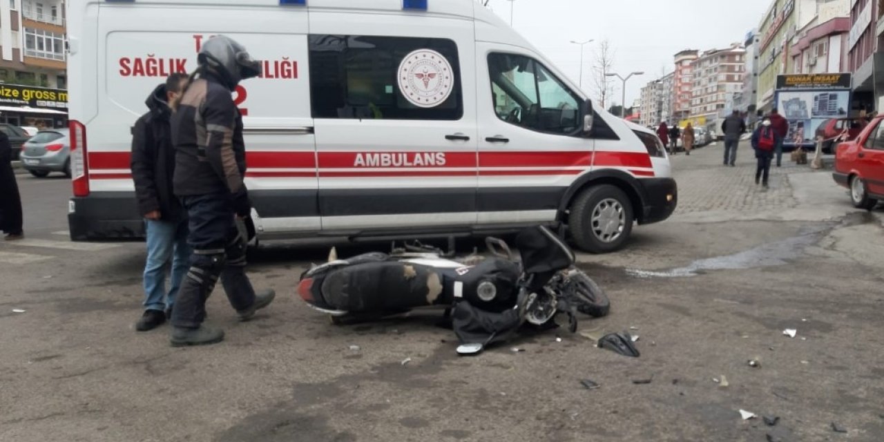 Motosiklet Otomobil İle Çarpıştı: 1 Yaralı