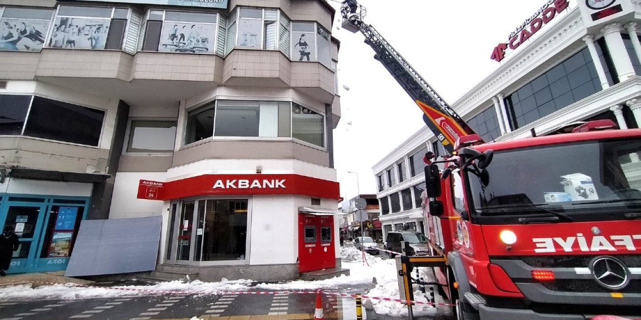 İ̇tfaiye Ekipleri, Tehlike Oluşturan Kar Birikintilerini Temizledi