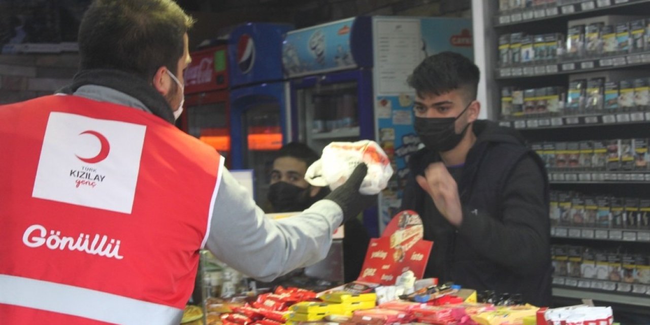Genç Kızılay Karabük Gönüllülerinden Esnaf Ve Vatandaşa Kandil Simidi İkramı