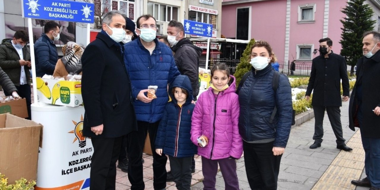 Vatandaşlara Kandil Simidi Dağıtıldı