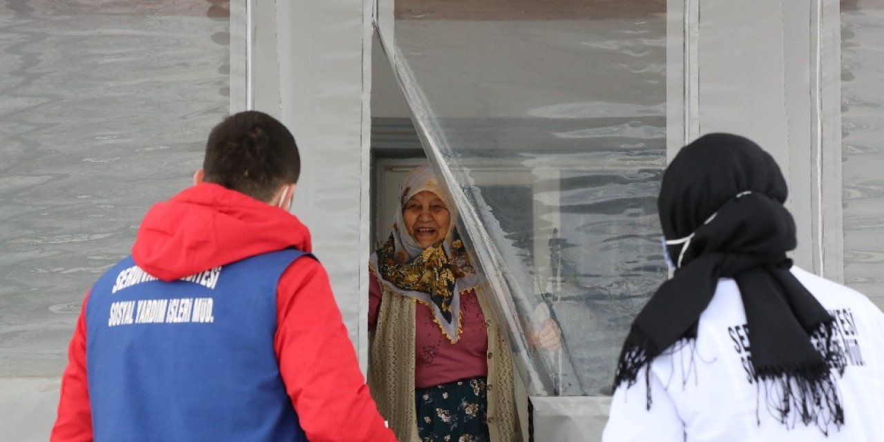 Serdivan’da Yaşlılara Kandil Hediyesi