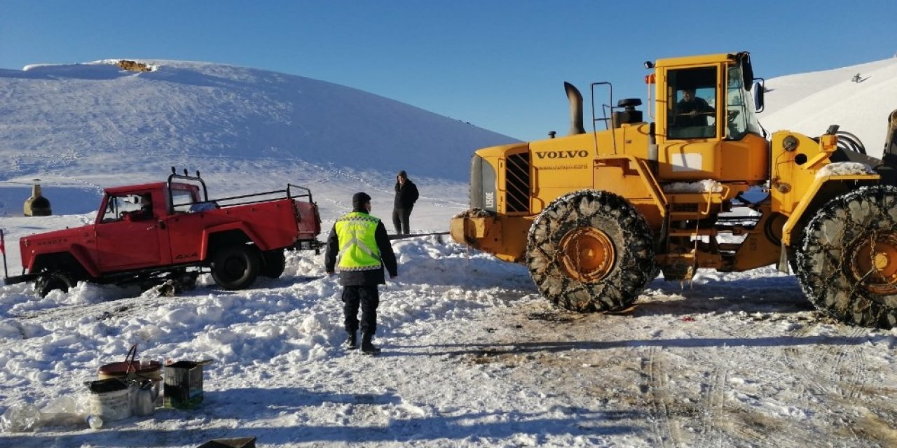 Karda Mahsur Kalanların İmdadına Jandarma Yetişti