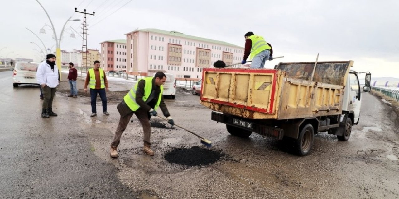 Ağrı’da Tahrip Olan Yollar Onarılıyor
