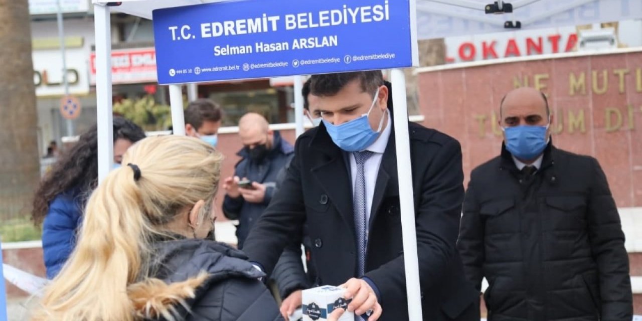 Edremit Belediyesi’nden Kandil Simidi İkramı