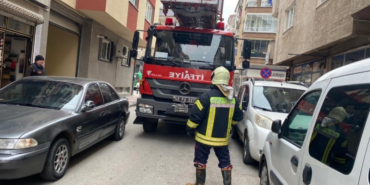 Manisa’da İtfaiye Ekipler Dar Yolda Zor Anlar Yaşadı