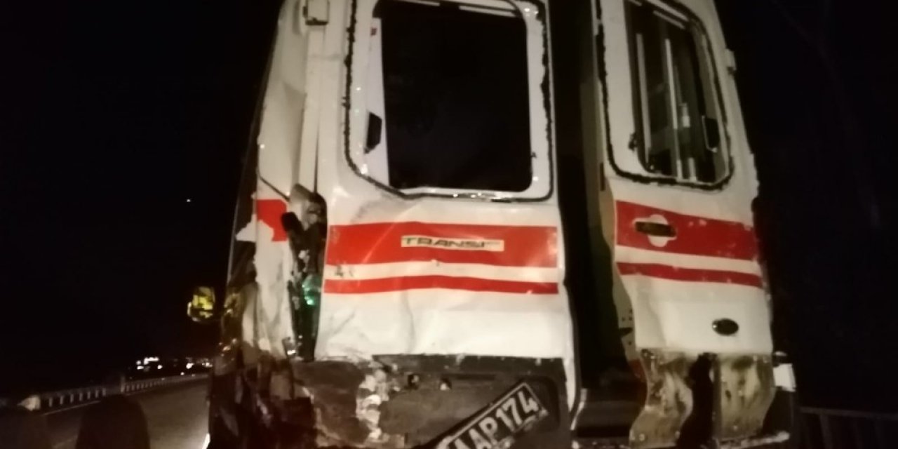 Rize’de Kazaya Müdahale Etmeye Giden Ambulansla Tır Çarpıştı