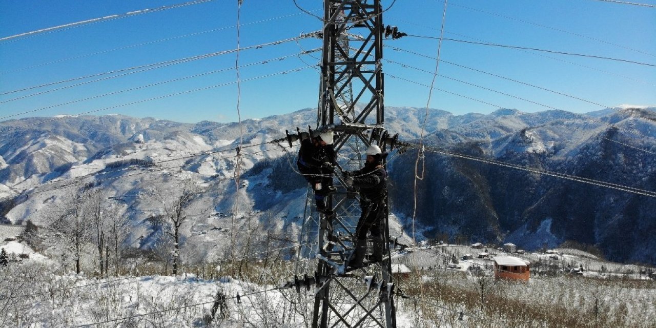 Elektrik Arıza Ekiplerinin Zorlu Mücadelesi