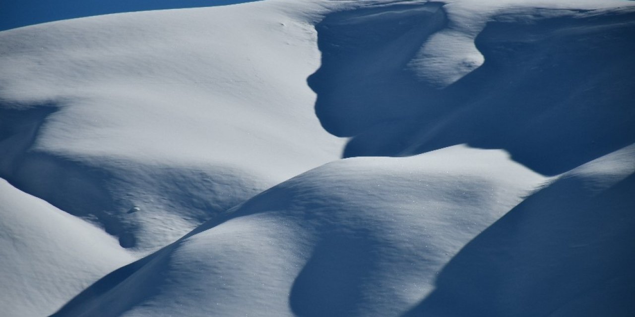 Kar Yağışının Ardından Dağ Yamacında Oluşan Gölge, Çocuk Silüetini Andırdı