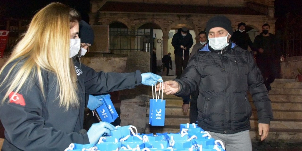 Aliağa Belediyesinden Vatandaşlara Kandil Simidi