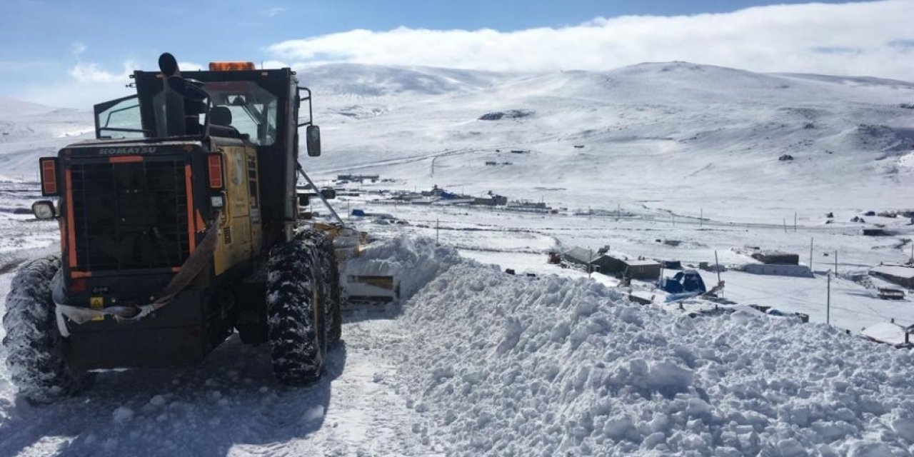 Kars’ta Özel İdare Ekipleri Kapalı Yolları Tek Tek Açtı