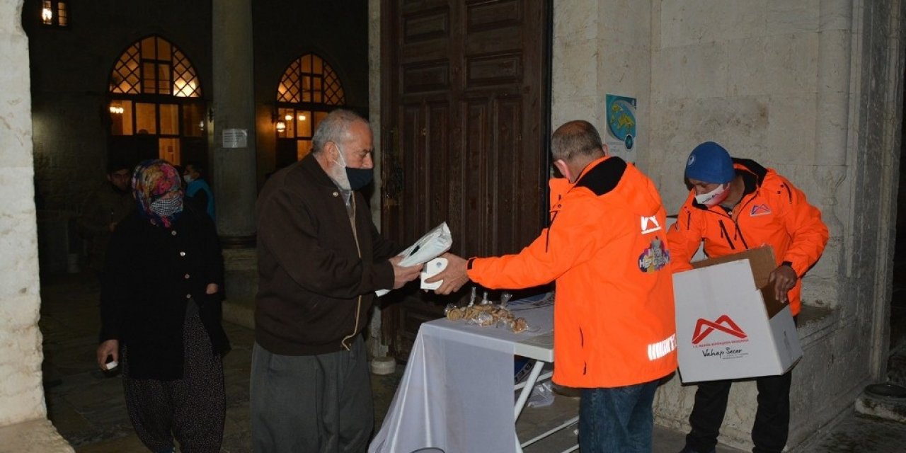 Regaip Kandilinde 6 Bin 750 Kandil Simidi Dağıtıldı
