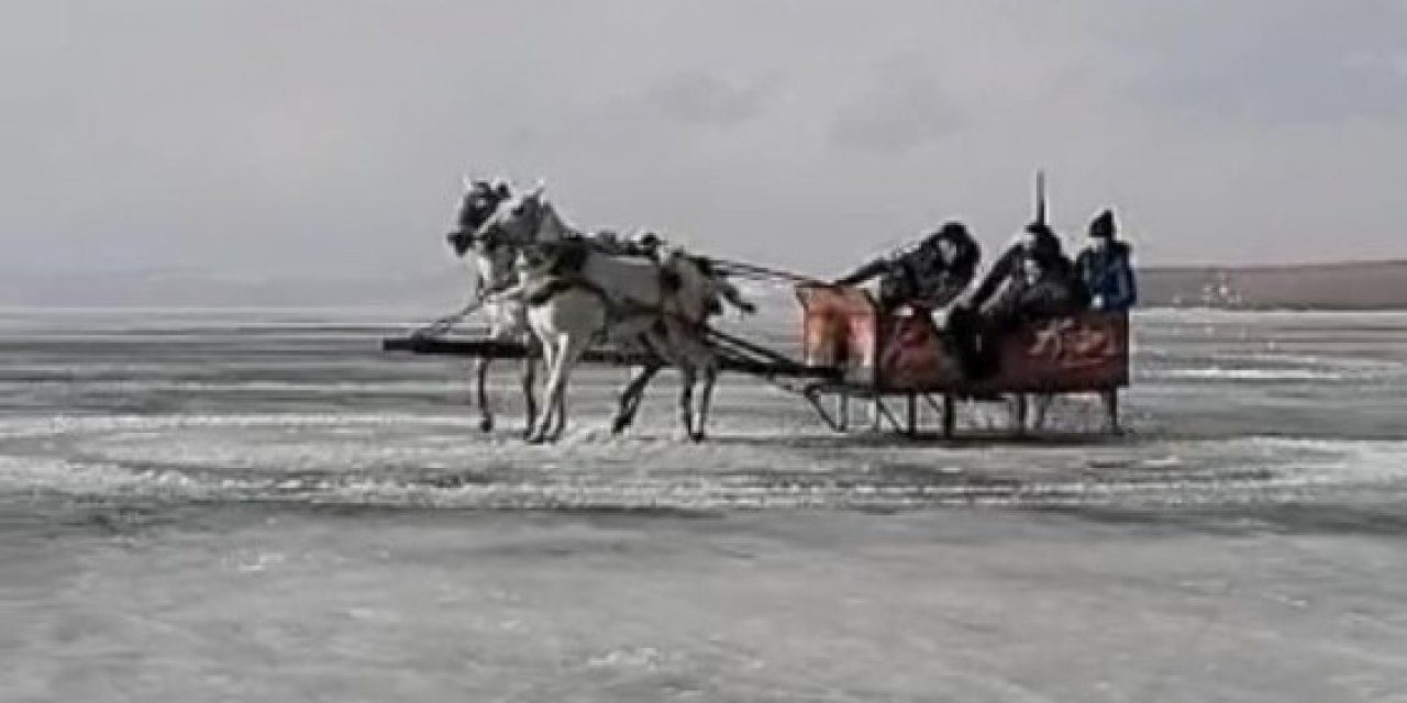 Donan Çıldır Gölü Üzerinde Atlı Kızakla Drift Yaptı