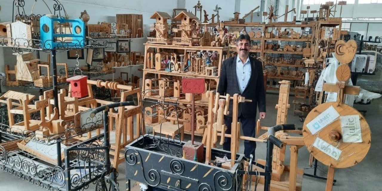 Geleneksel Oyunları Hem Yaşatıyor Hem De Öğretiyor