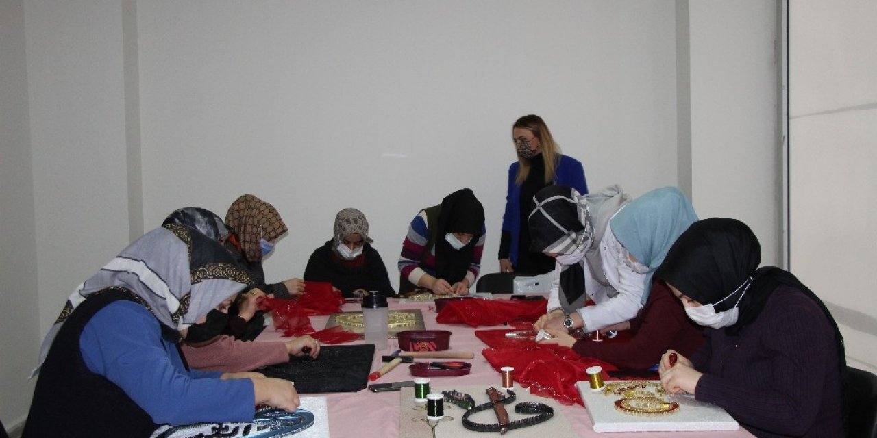 Bingöllü Kadınlar Hem Sanat Öğreniyor Hem De Ev Ekonomisine Katkı Sunuyor