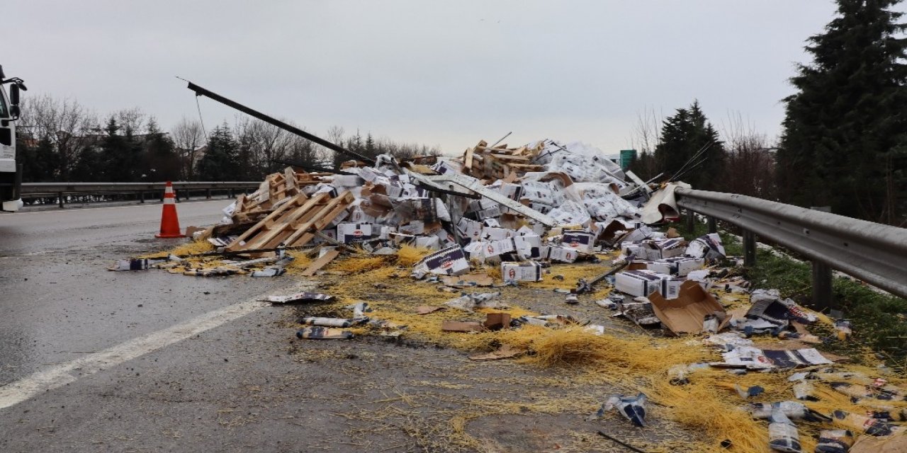 Tonlarca Bakliyat Tem Otoyoluna Savruldu: 1 Yaralı