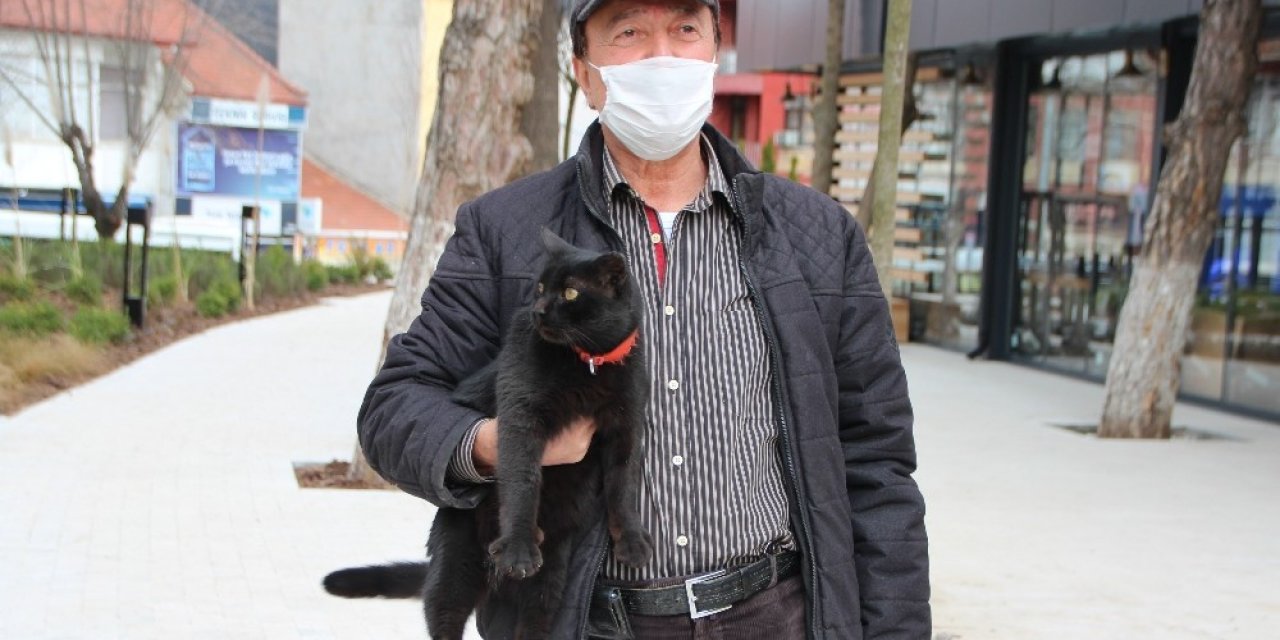 Hayatta Tuttu Yürüttü Çocuğu Gibi Baktığı ’kedi’ 5 Yıldır Mutlu